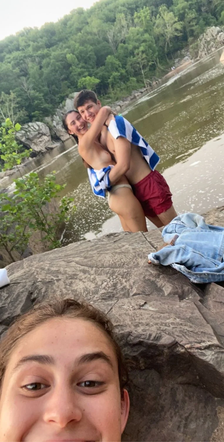 novinha gringa e suas amigas na putaria image 40