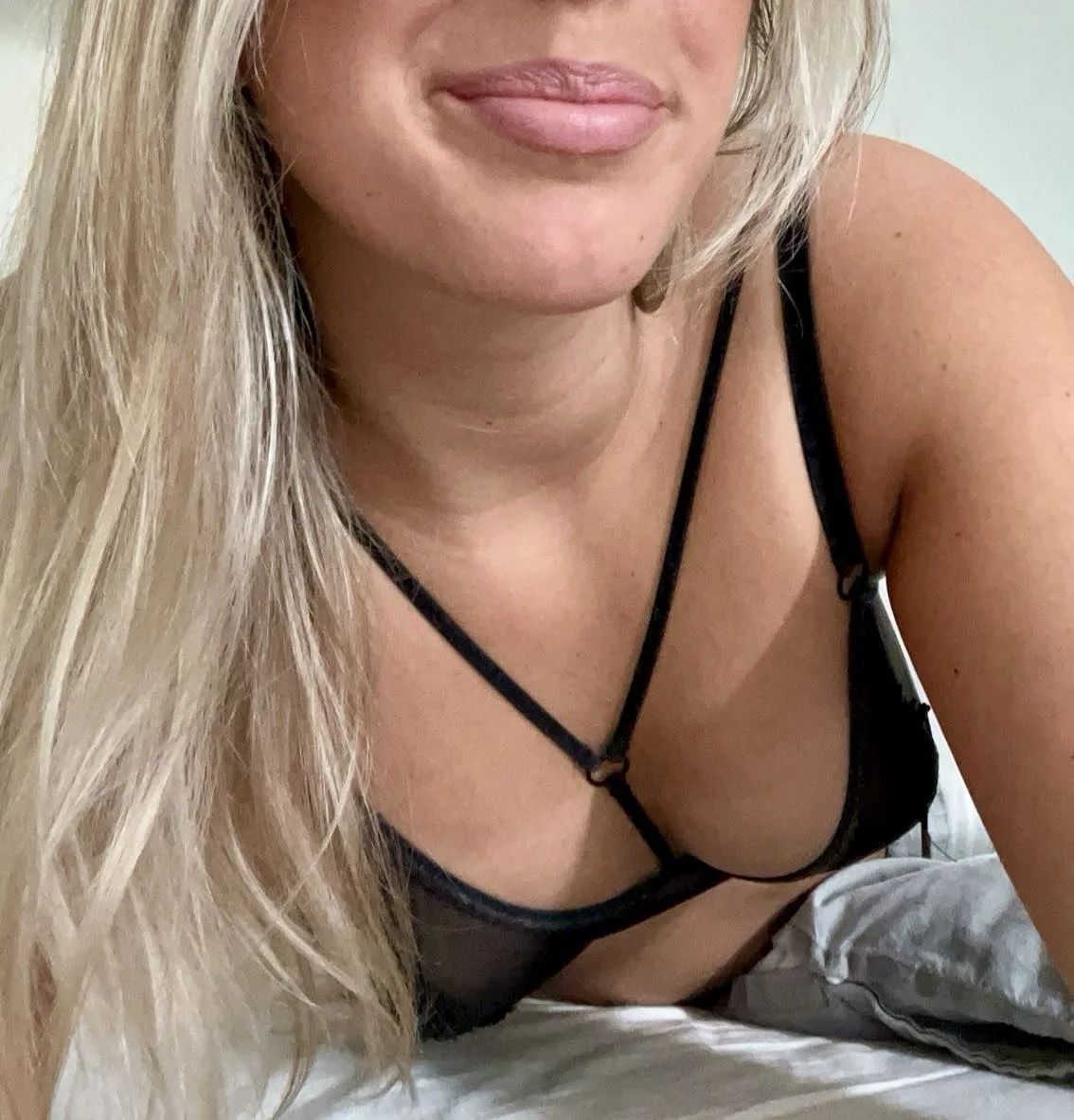 La hermana rubia de mi Amigo image 5
