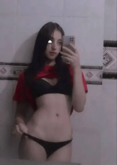 Novinha linda pelada em fotos caseiras cover image