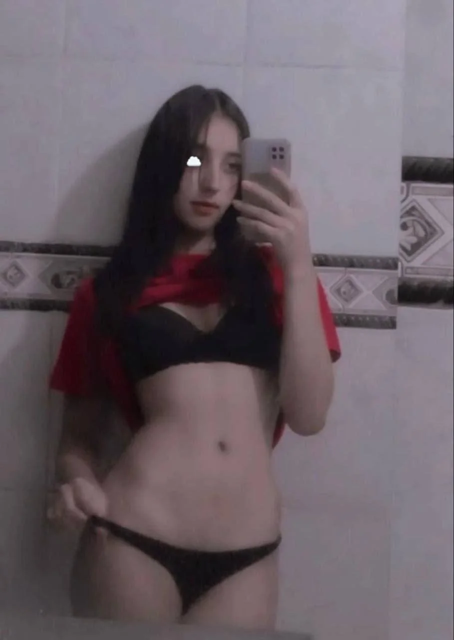 Novinha linda pelada em fotos caseiras main image