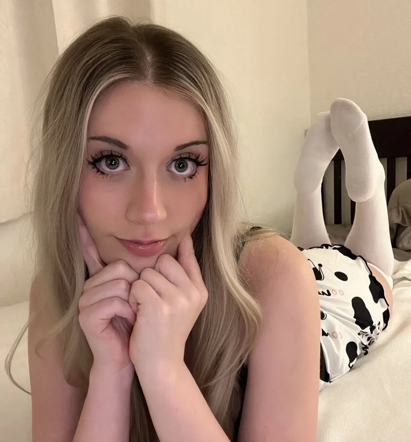 XGigglypuff Twitch streamer eye candy image 11