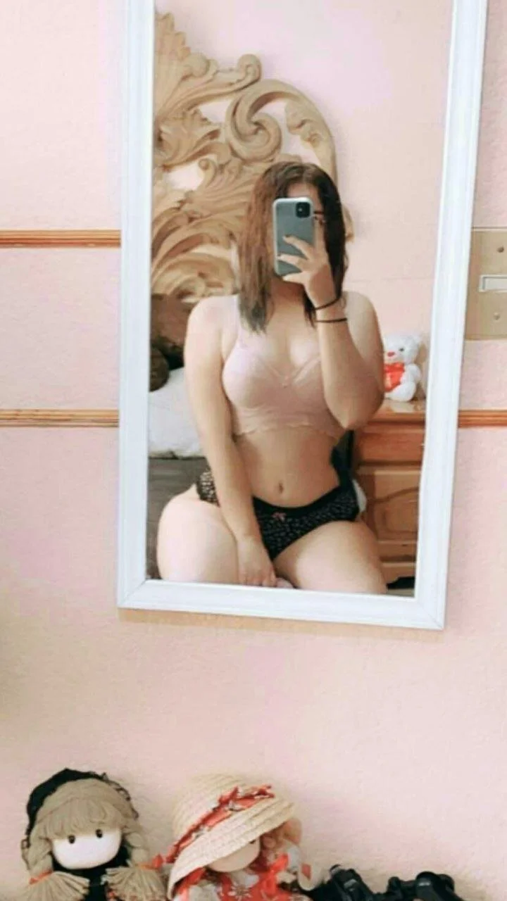 Hermosa de pie a cabeza image 14