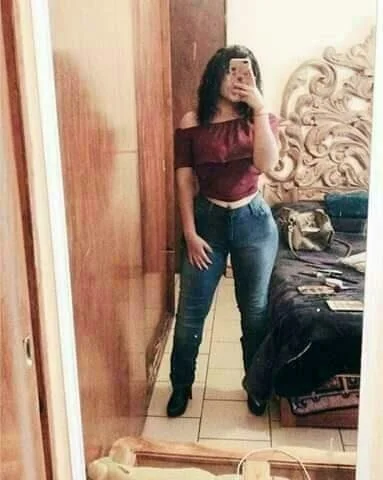 Hermosa de pie a cabeza image 17