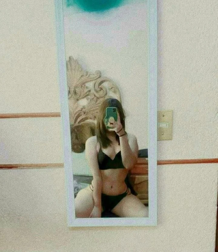 Hermosa de pie a cabeza image 19