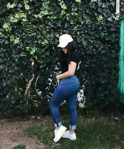 Hermosa de pie a cabeza image 26