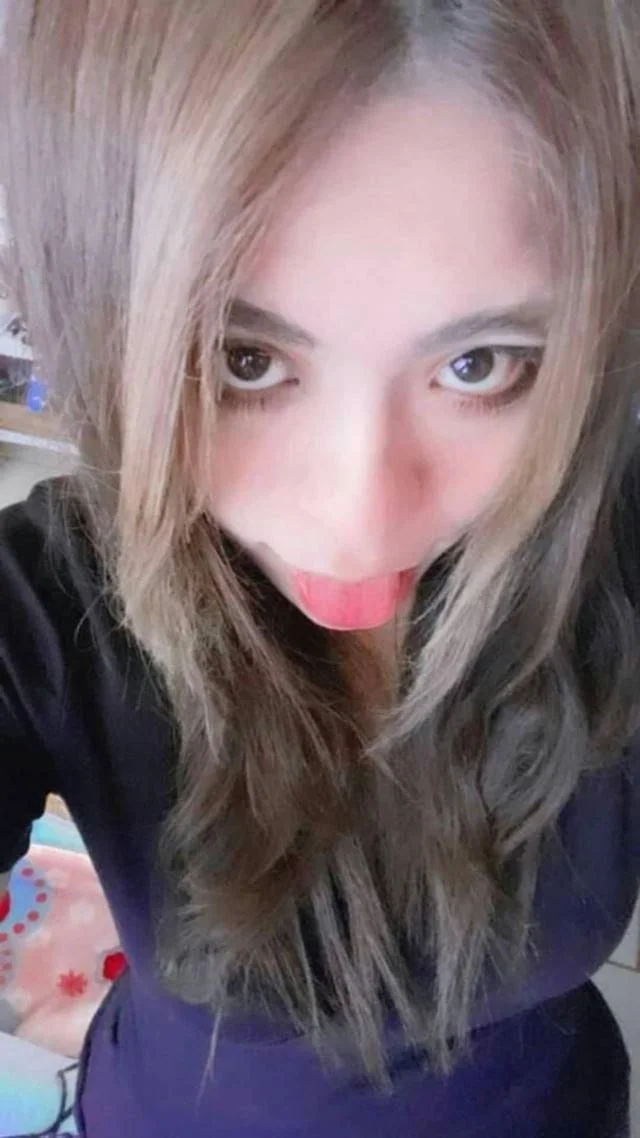Hermosa de pie a cabeza image 4