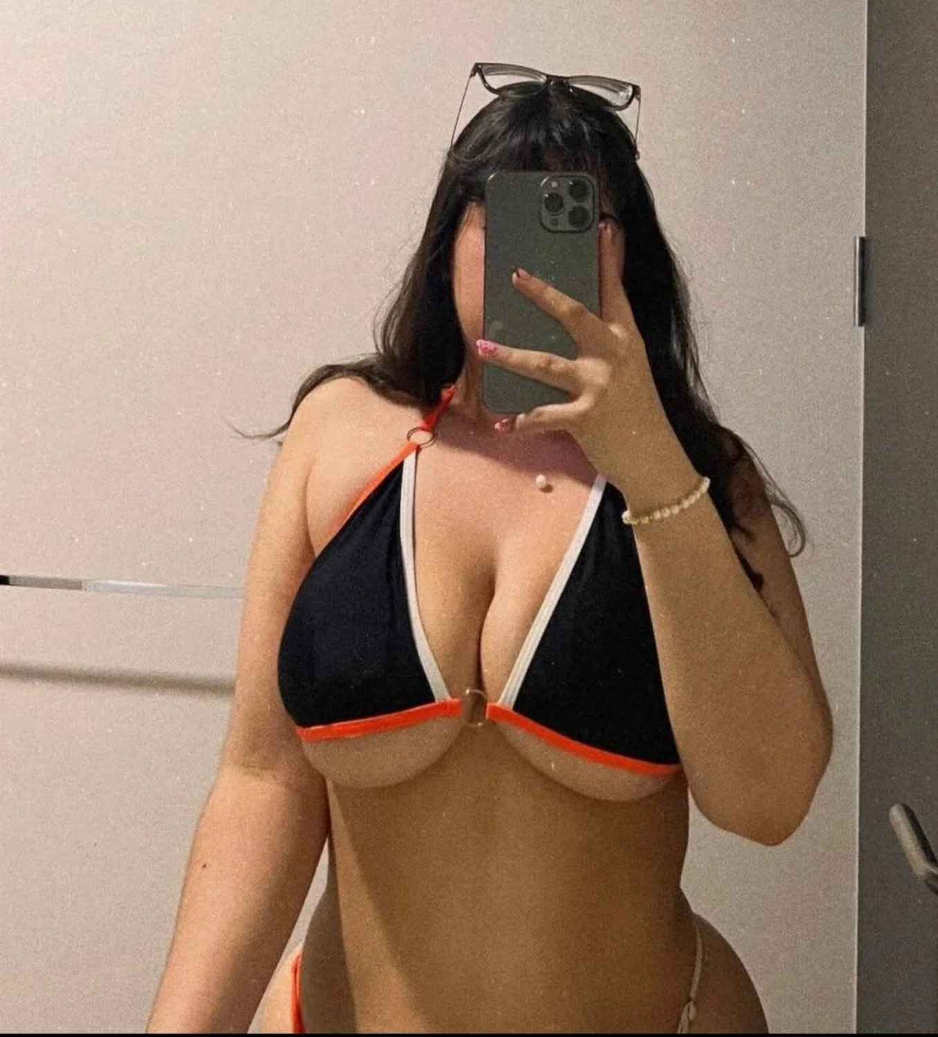 El cornudo se arrepintió de mostrar a su novia extremadamente tetona calienta vergas image 20
