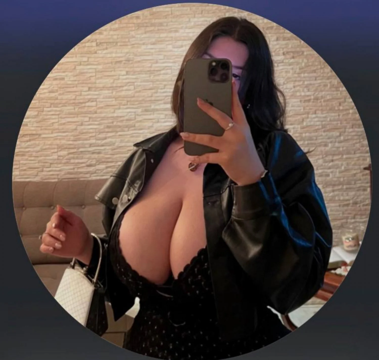 El cornudo se arrepintió de mostrar a su novia extremadamente tetona calienta vergas image 25