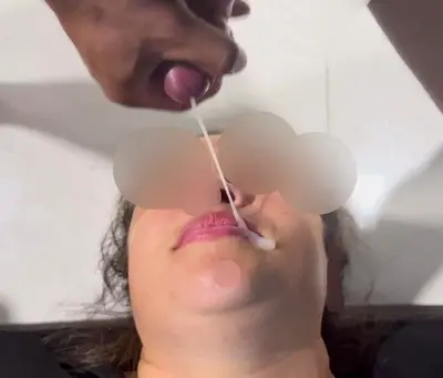 Esperma na cara dessa gorda inútil cover image