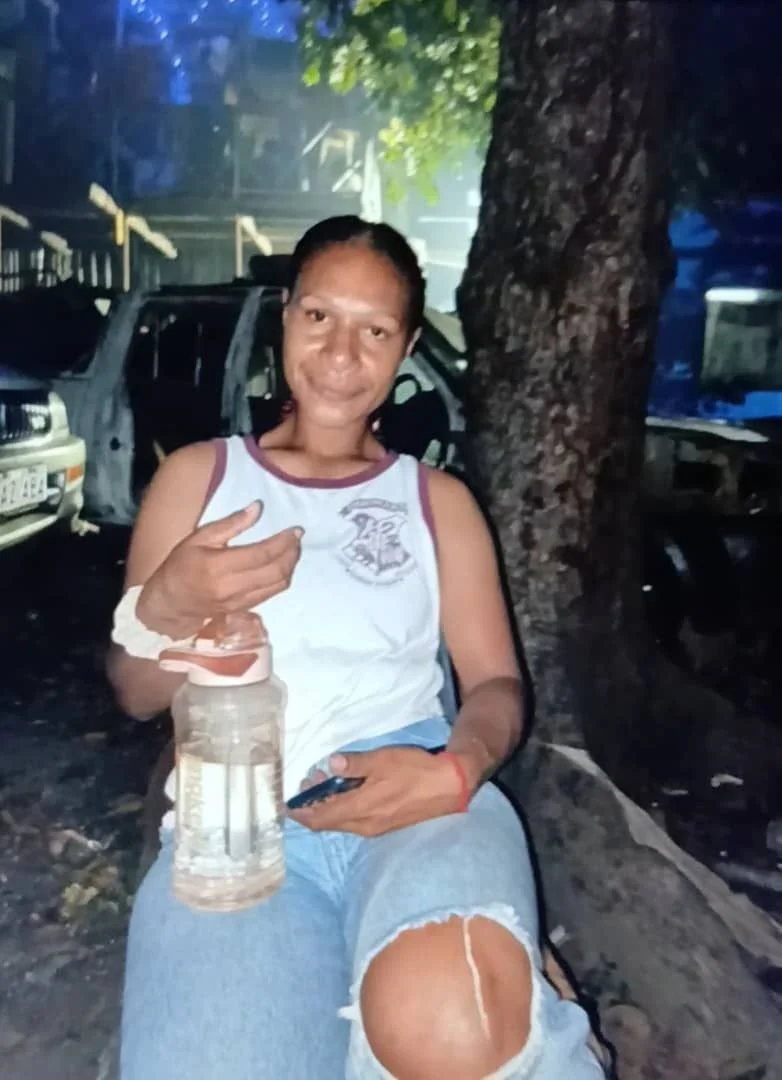 Showing her pussy🇵🇬 image 2