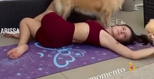Larissa Manoela Yoga image 8