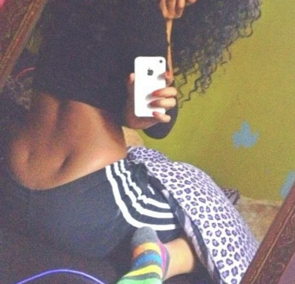 Minha vizinha me mandou, ela não senta na minha xibata nem a pau, já ofereci até dinheiro 🥺 main image