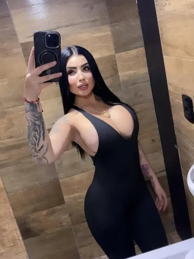 Colombiana como les gusta operarse y mover el culo a estas putas para que las morbosen cover image