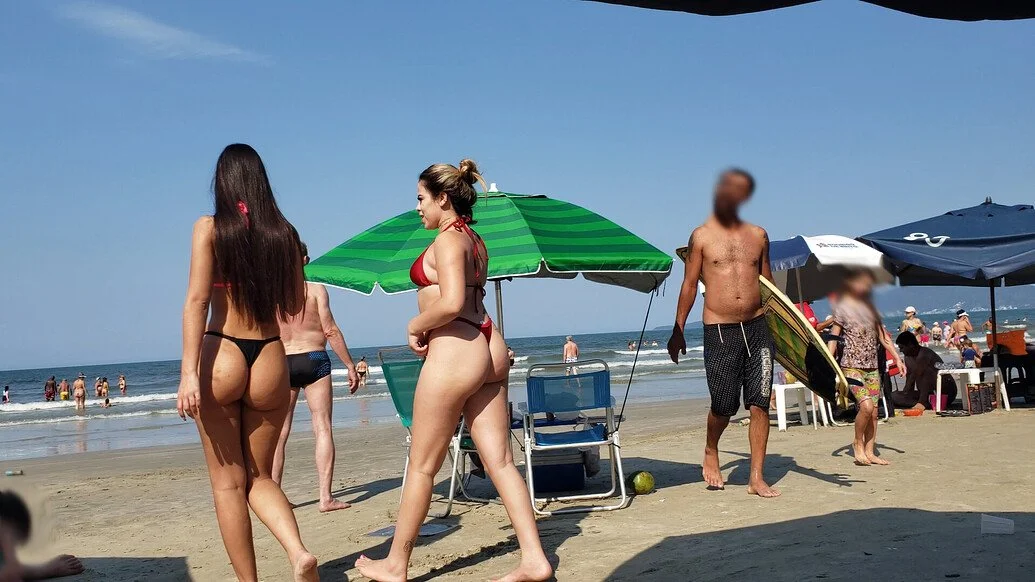 Novinha gostosa na praia main image