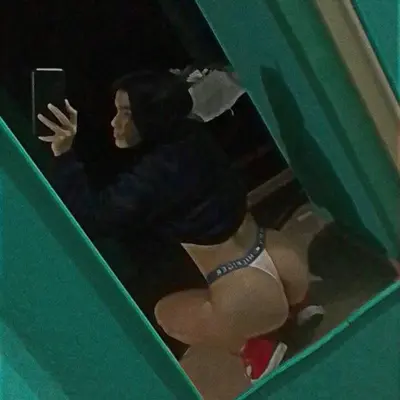Puta safada magrinha se exibindo cover image