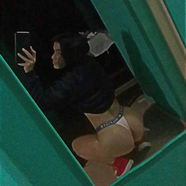 Puta safada magrinha se exibindo image 1