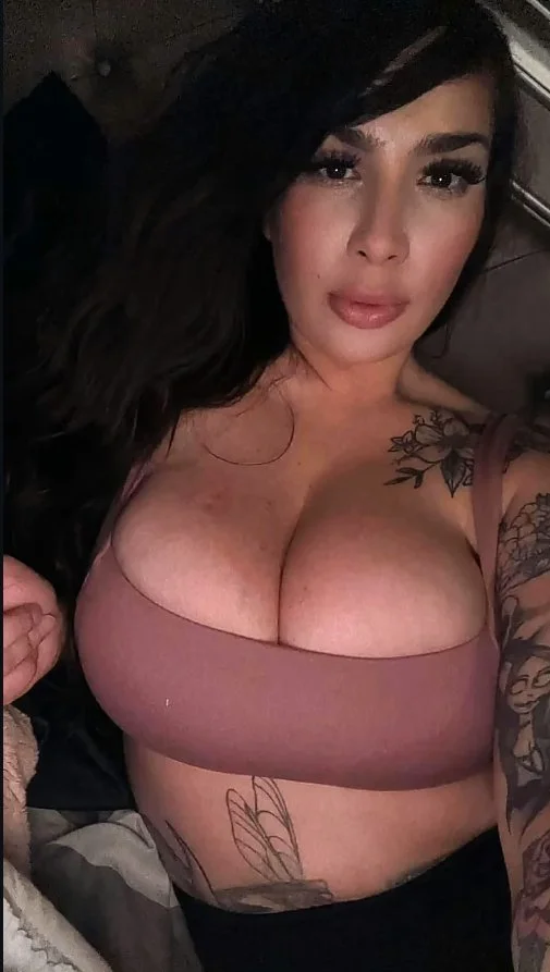 Super stacked Latina MILF main image