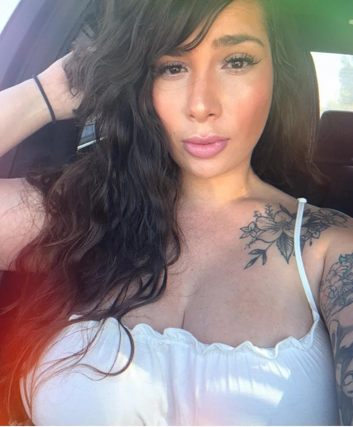Super stacked Latina MILF image 10