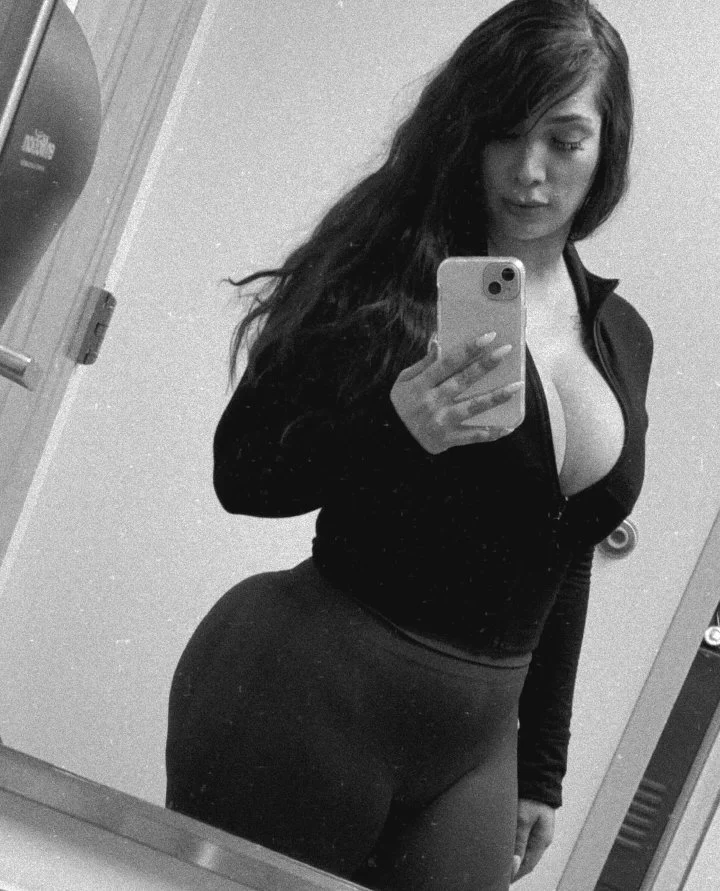 Super stacked Latina MILF image 9
