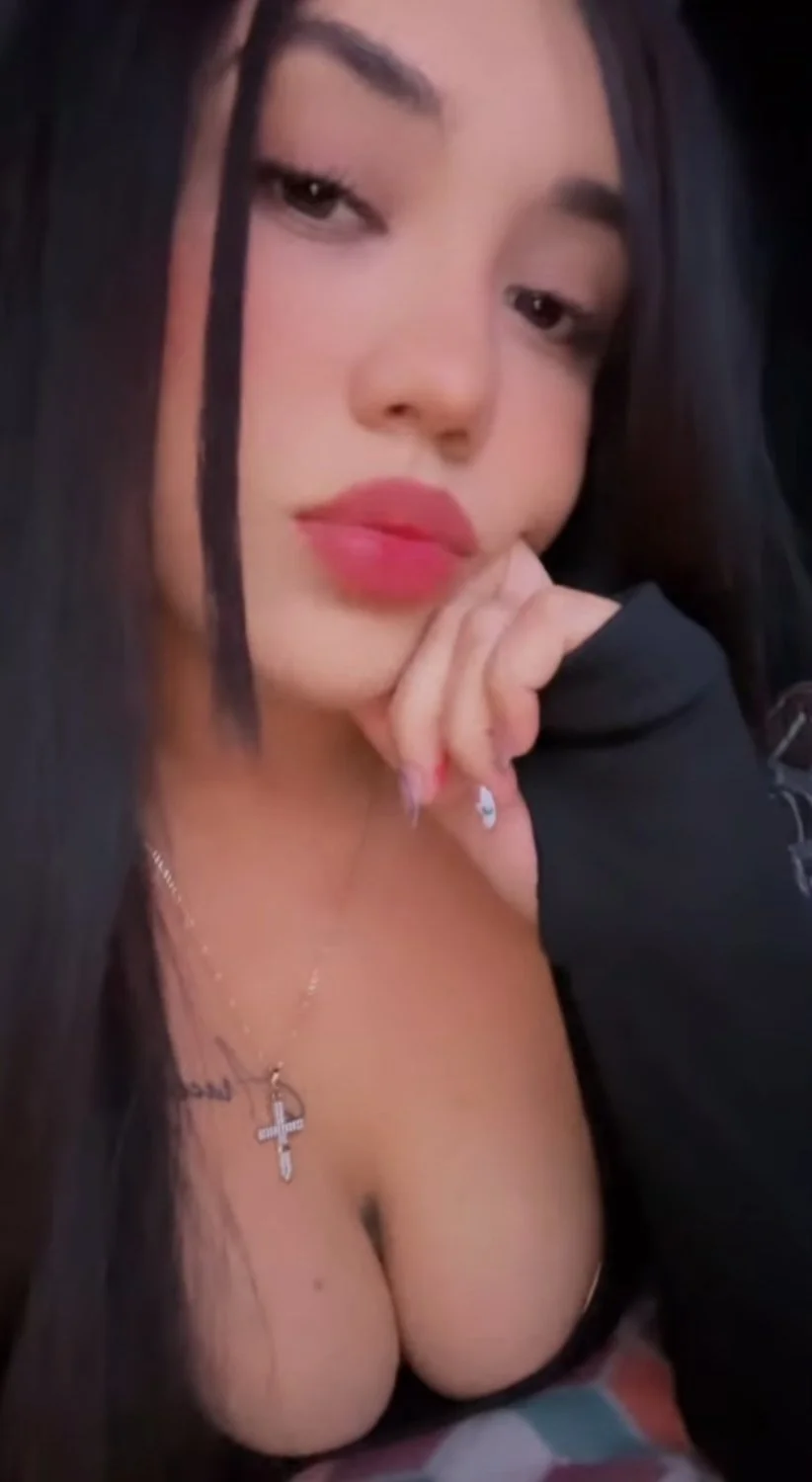Zorrita hermosa tiene unas piernas sexy y puta tetona image 10
