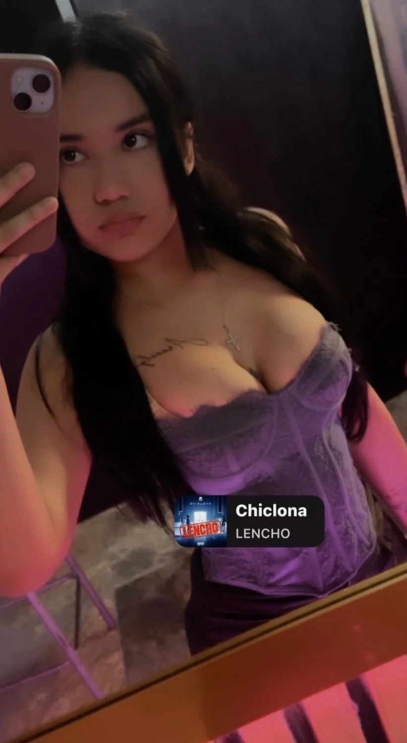 Zorrita hermosa tiene unas piernas sexy y puta tetona image 12