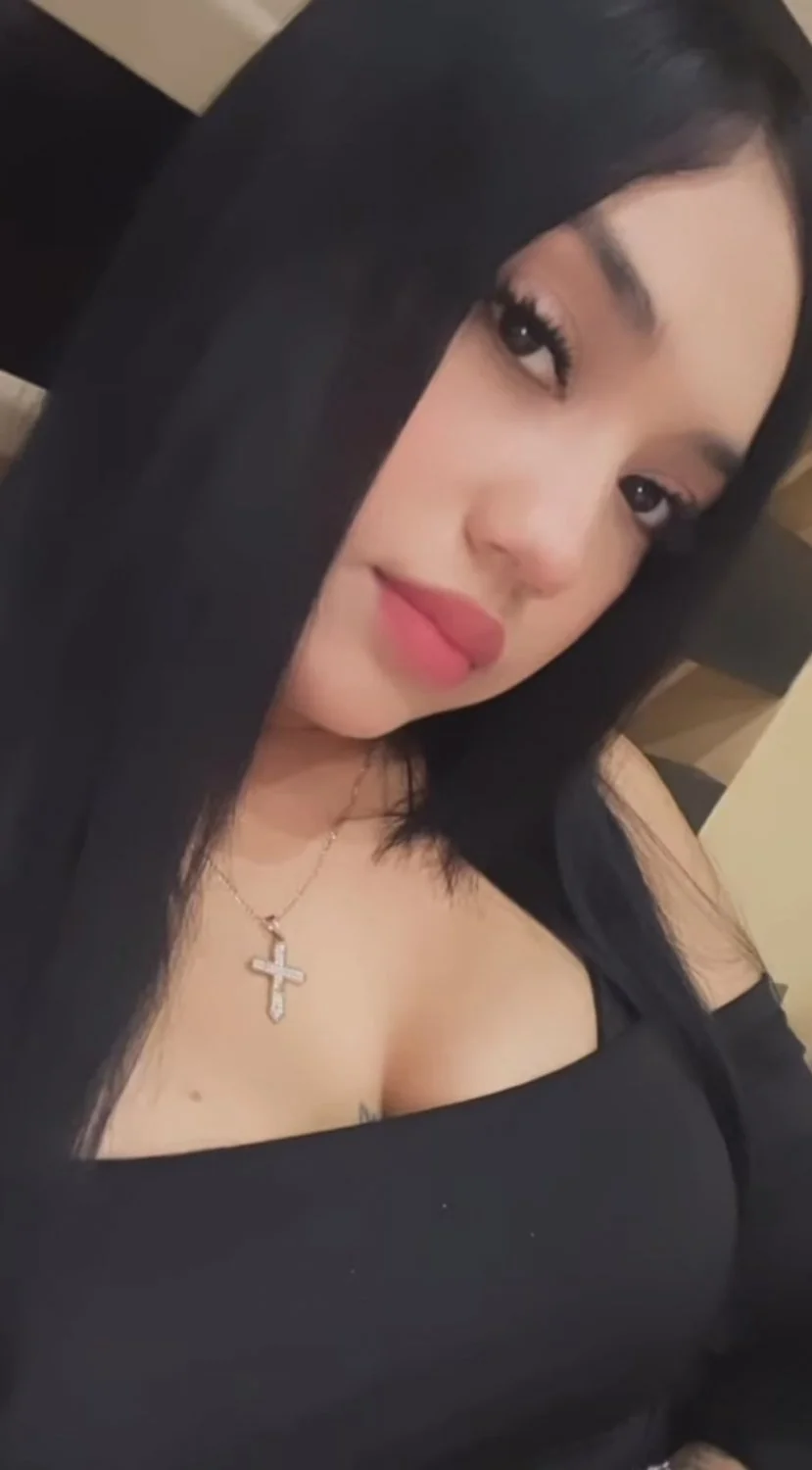 Zorrita hermosa tiene unas piernas sexy y puta tetona image 5