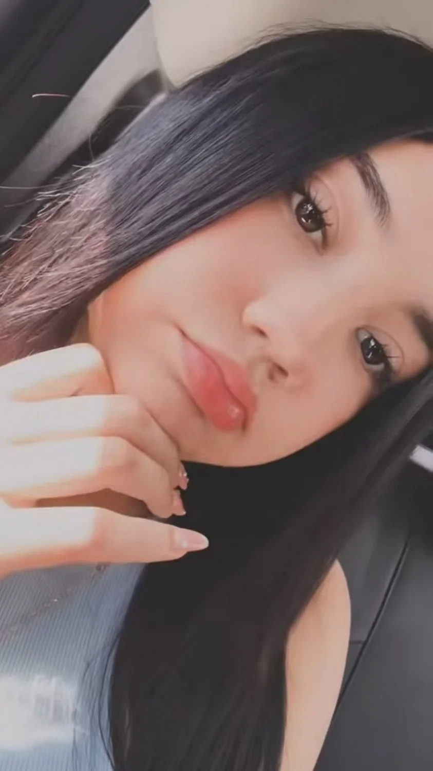 Zorrita hermosa tiene unas piernas sexy y puta tetona image 6