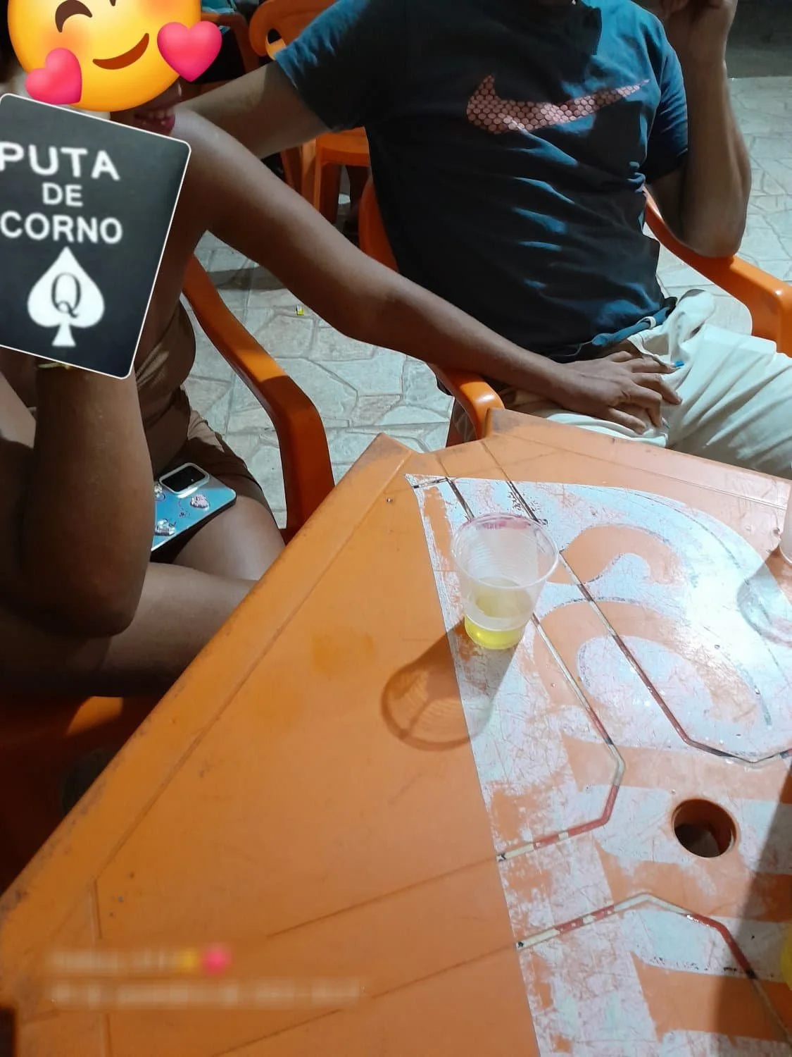 Intimidade com um desconhecido no bar, será que ele vai dar leitinho pra ela? image 1