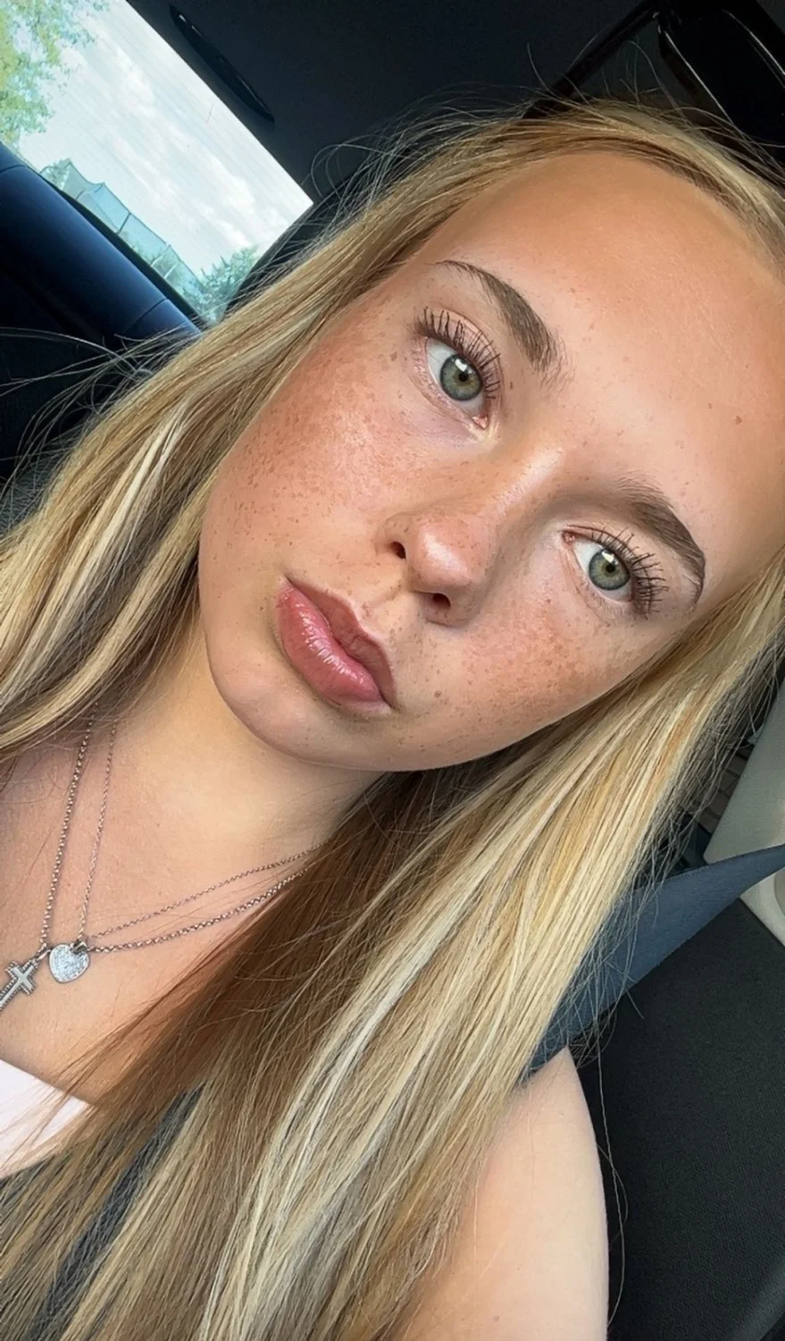 Barely legal blonde teen Felicia main image