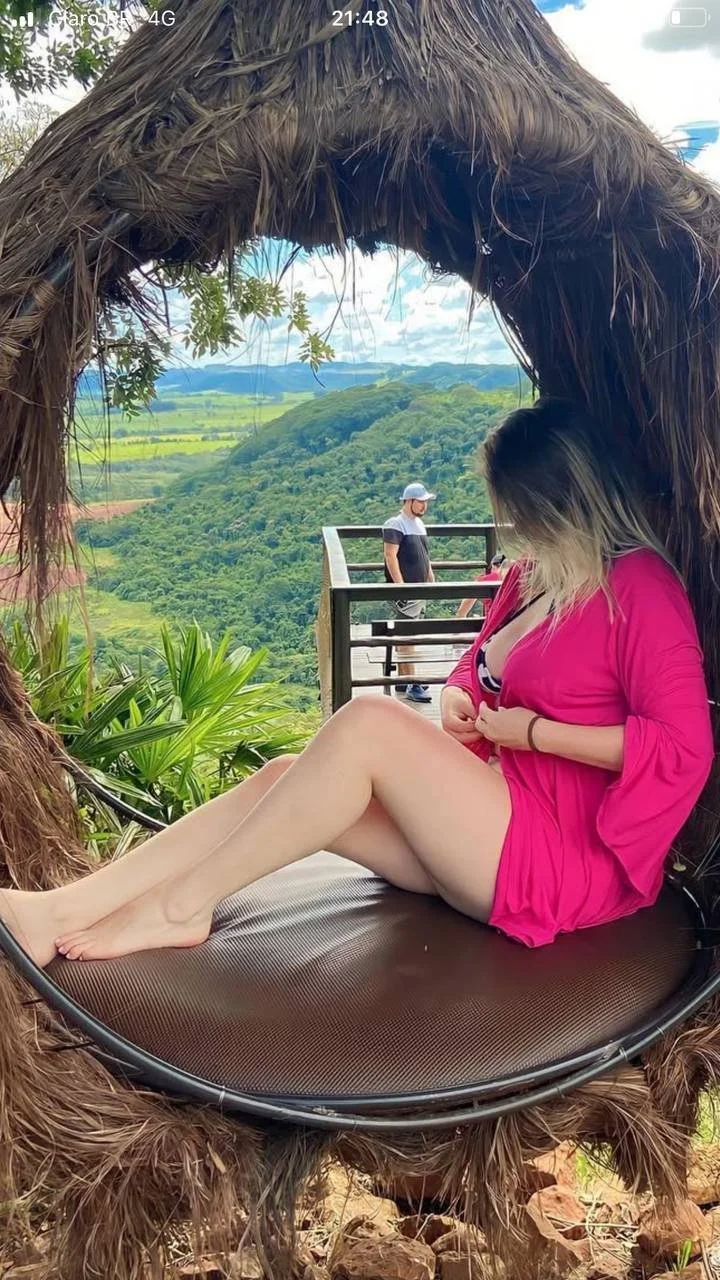 Gordinha branquela peituda em fotos ousadas image 2
