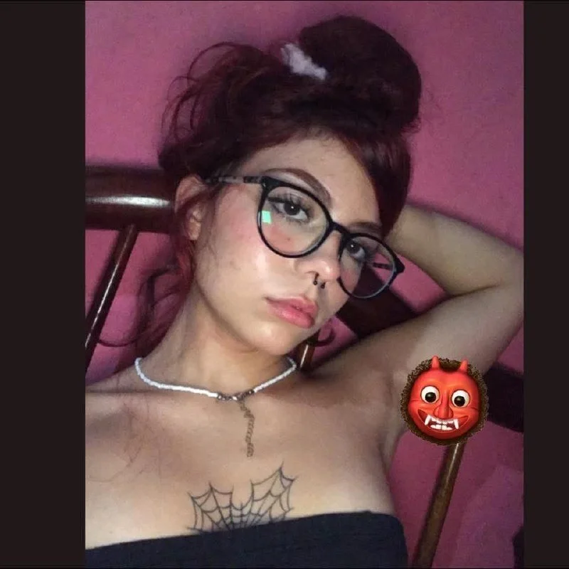 Putinha maconheira confiou no ex! novinha vazada caiu na net com o plug anal enfiado no cuzinho image 10