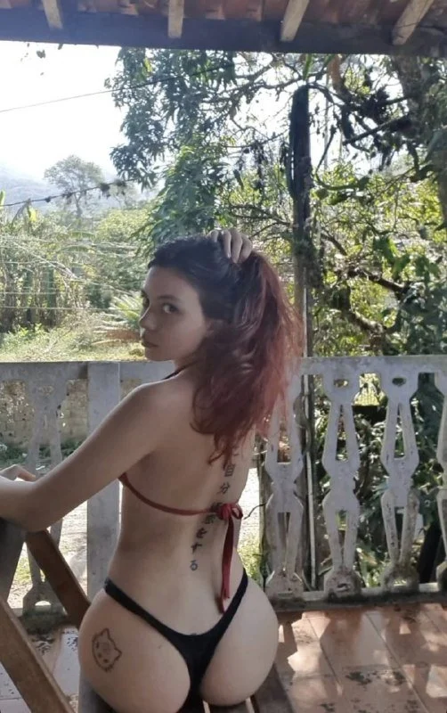 Putinha maconheira confiou no ex! novinha vazada caiu na net com o plug anal enfiado no cuzinho image 11
