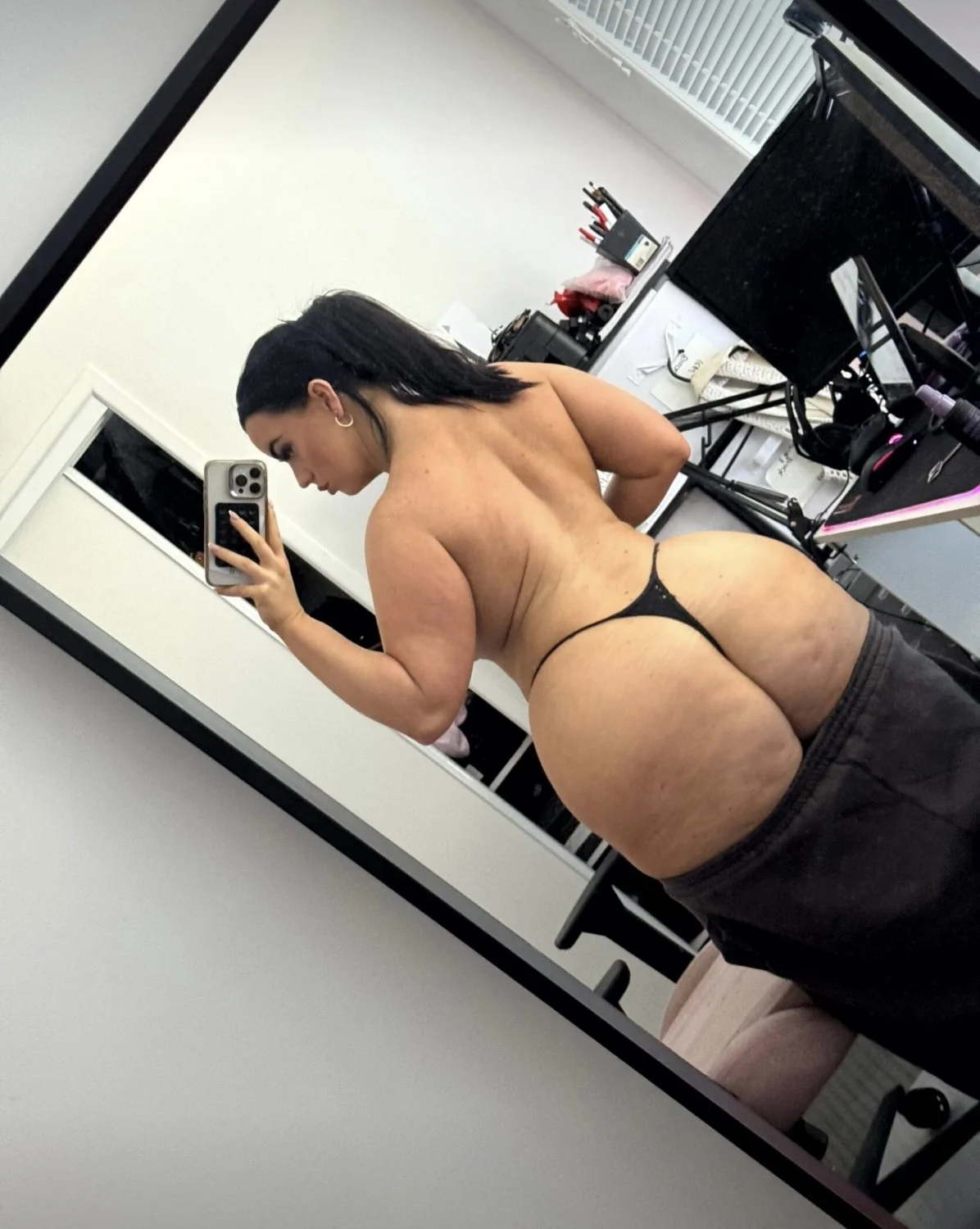 T H I C C THIGH Aussie SLUT WITH PRETTY FEET image 39