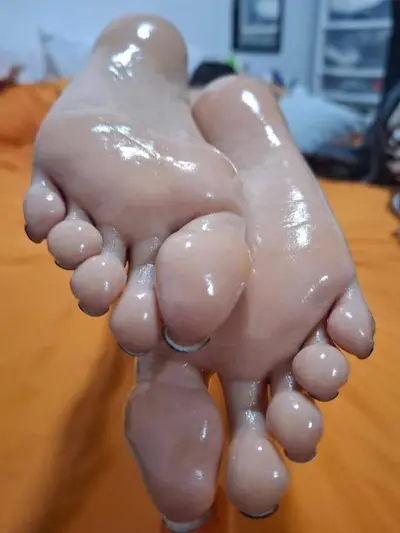 Quien quiere una jalada o venirse en mis piecitos ⚠️🔥🤤 cover image