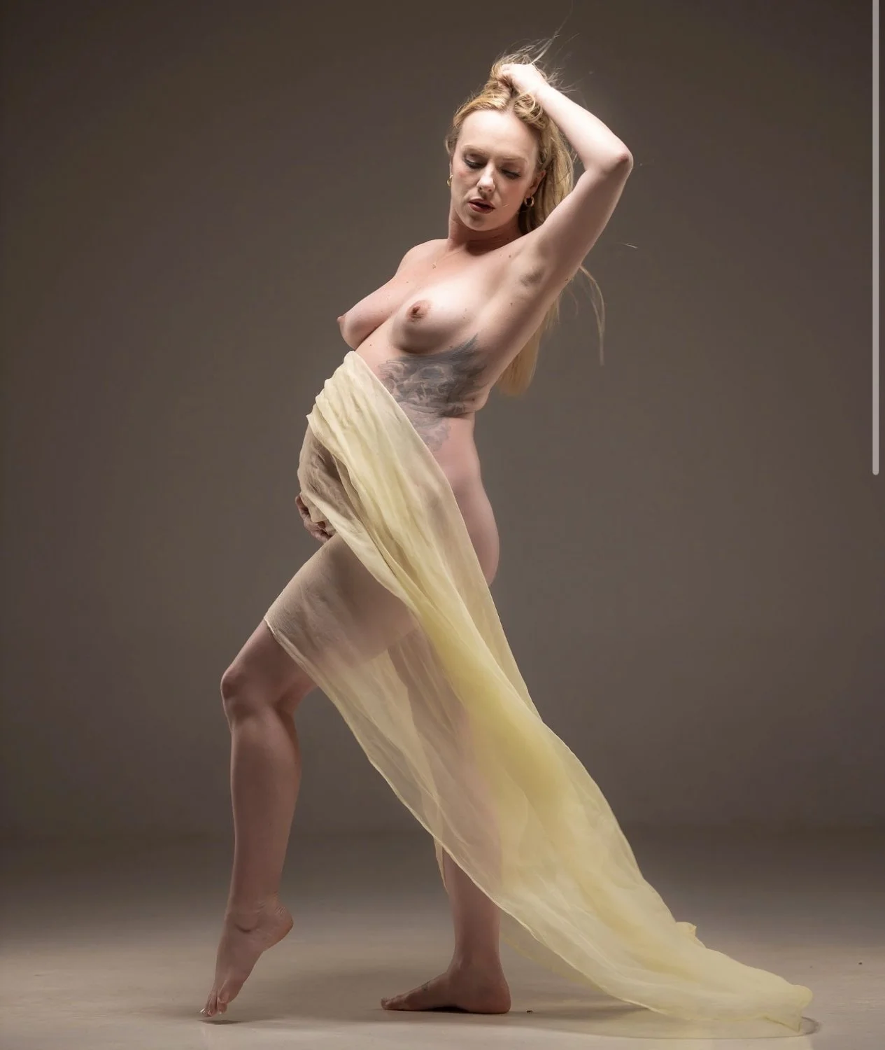 Pregnant boudoir image 21