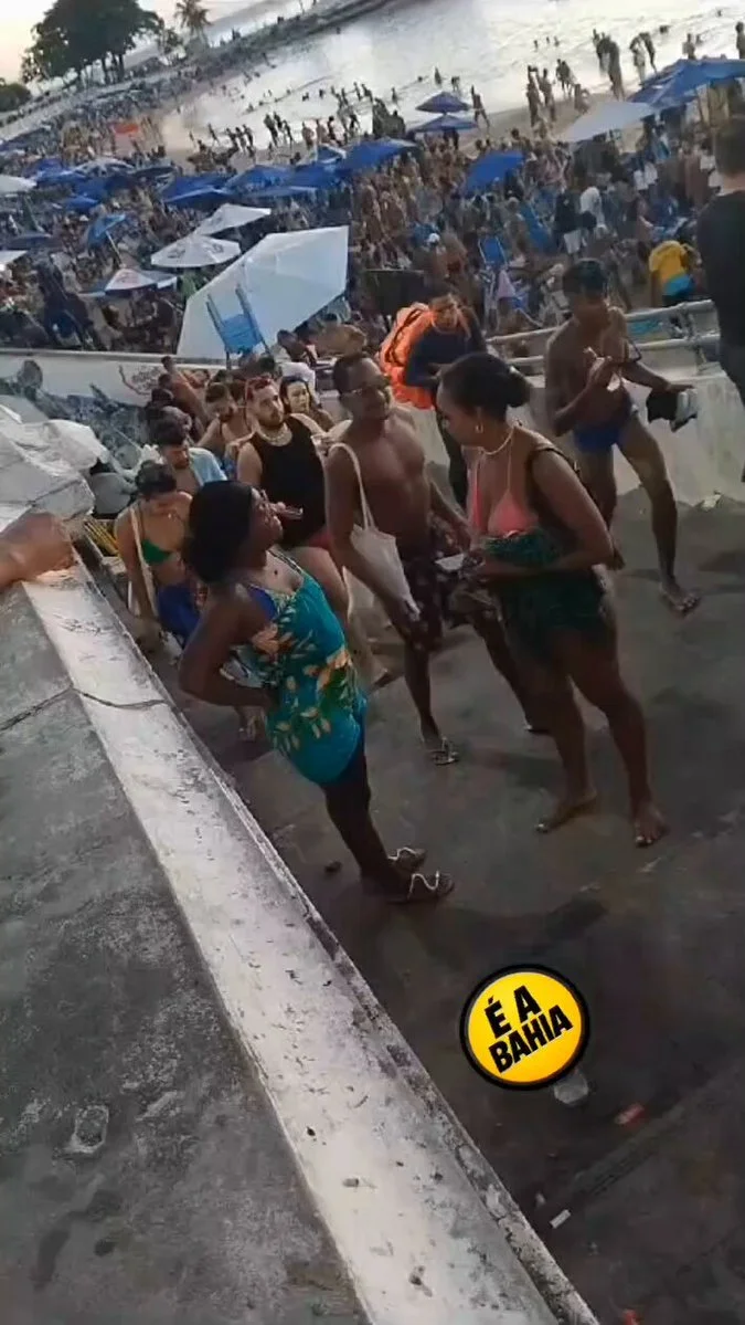 Negona gostosa brigando de biquíni 👙 main image