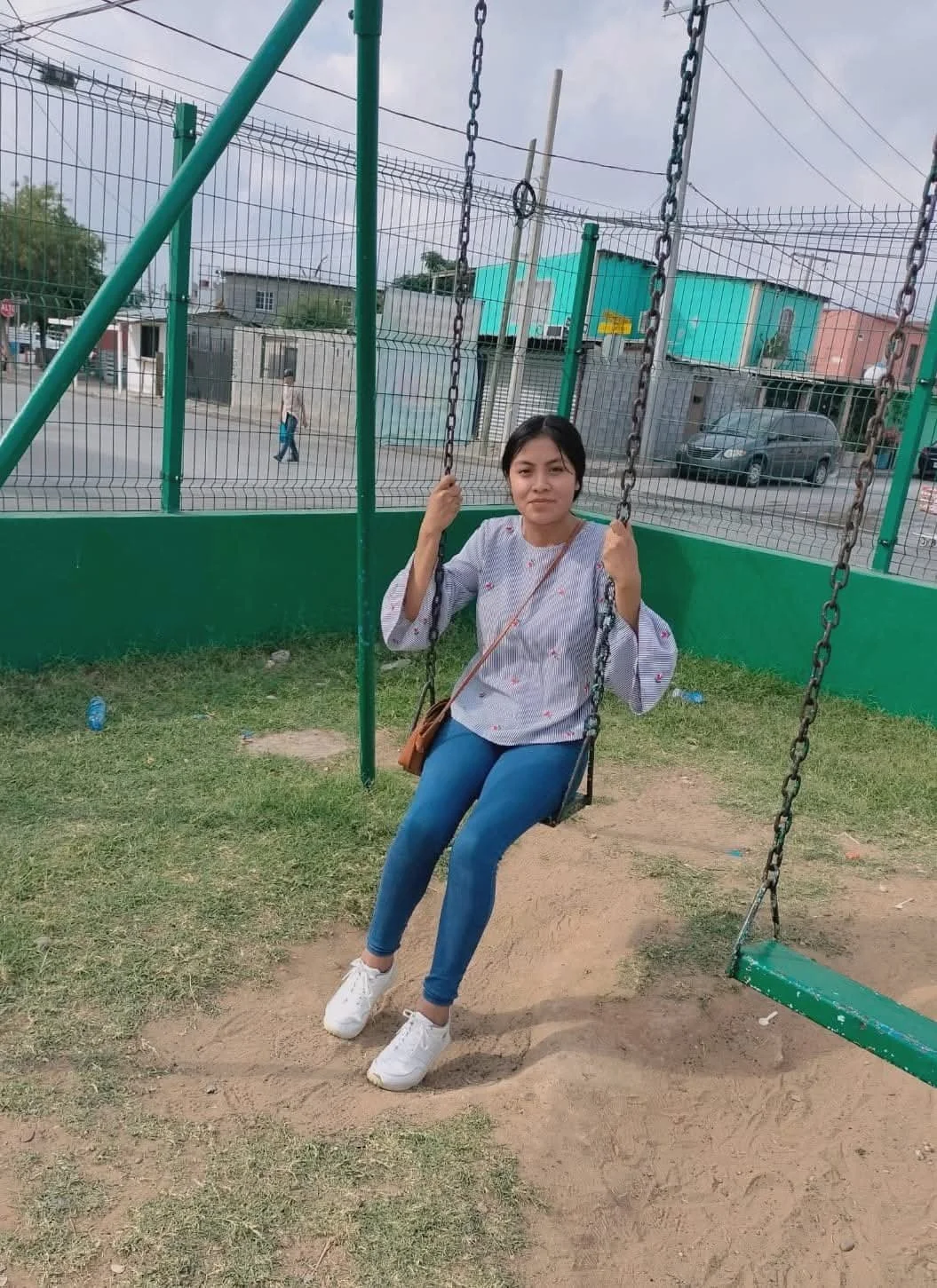 mi hermana chupa pene tímida. Le enseño lo delicioso hermanos. En Facebook se llama Teodora Cruz image 2