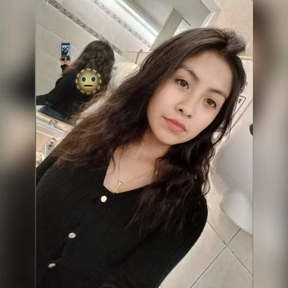 mi hermana chupa pene tímida. Le enseño lo delicioso hermanos. En Facebook se llama Teodora Cruz image 5