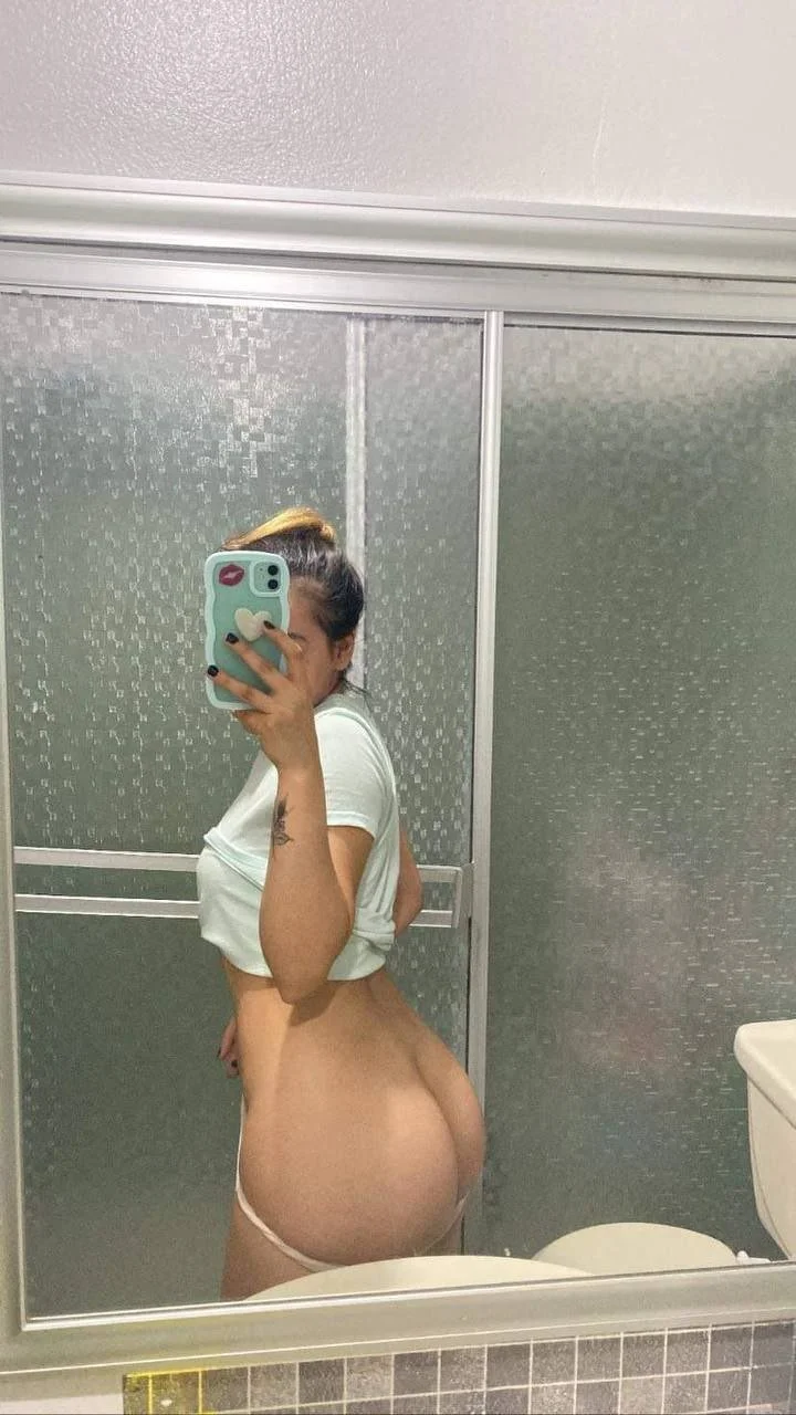Putinha da academia com o rabo enorme vazada mandando nudes image 12
