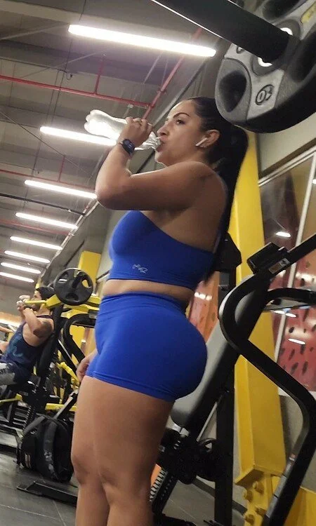 rabuda cavalona treinando sem calcinha na academia image 5