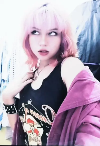 Puta e-girl novinha caiu na net mostrando a buceta apertada pro ficante que vazou tudo no discord cover image