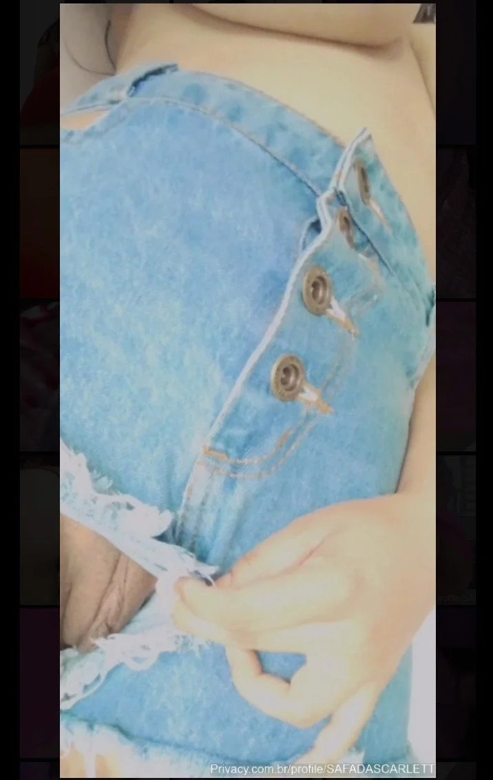 Vazou novinha mostrando a bucetinha de shortinho jeans main image