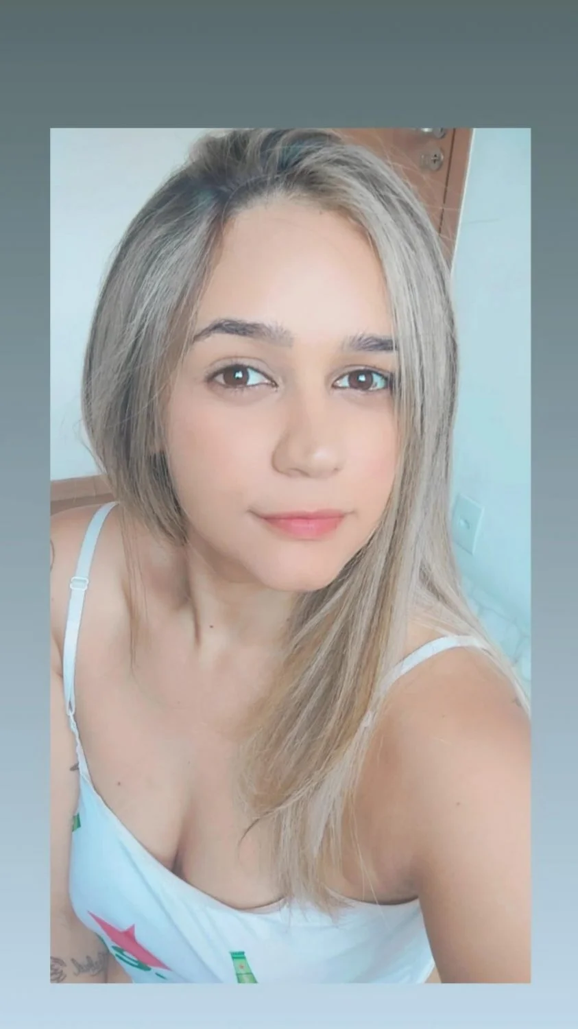 Hermosa brasileña juguetona main image