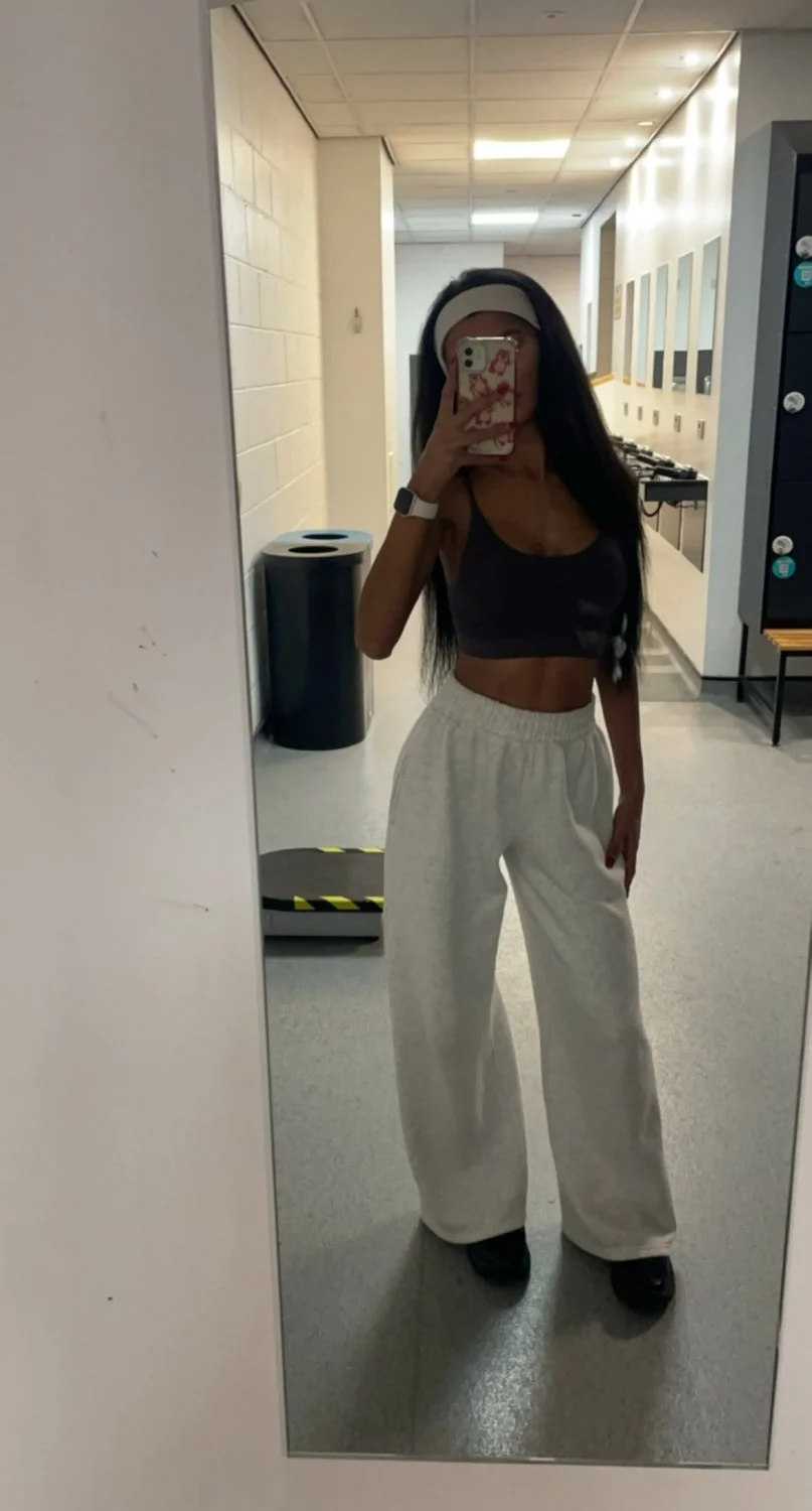 Perfect body, mirror selfie main image