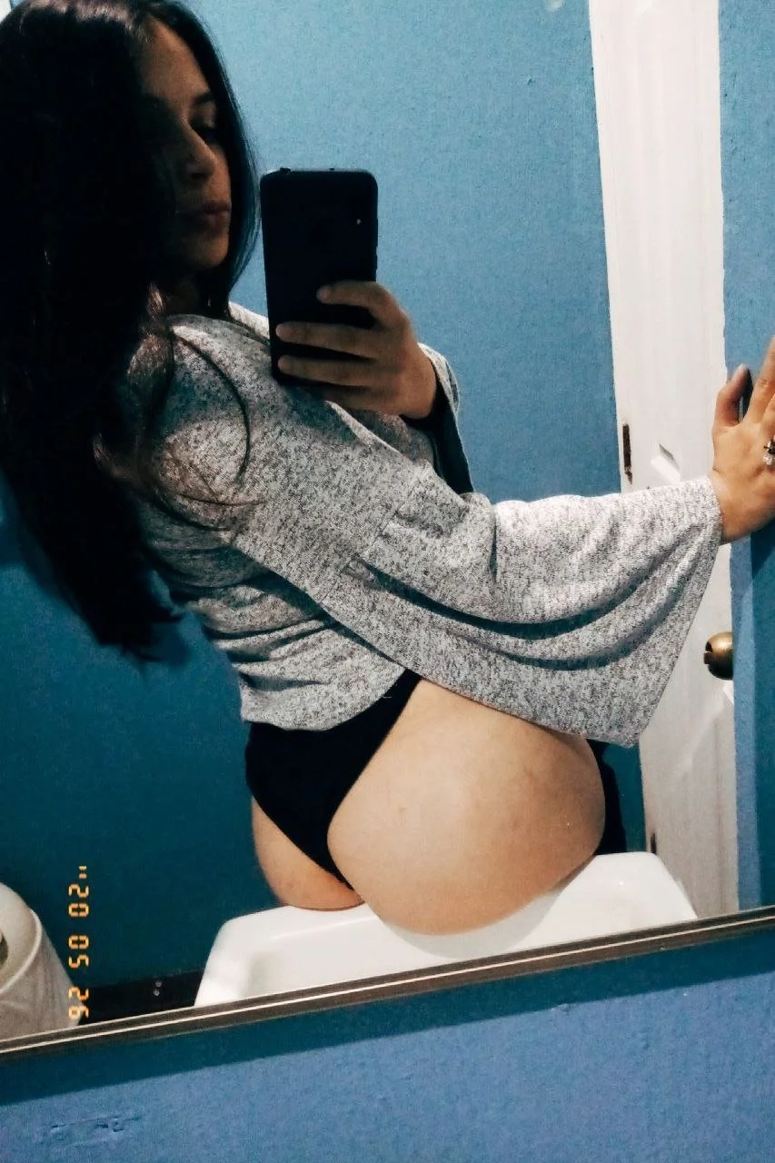 Safadinha branquinha adora sentar na rola image 2