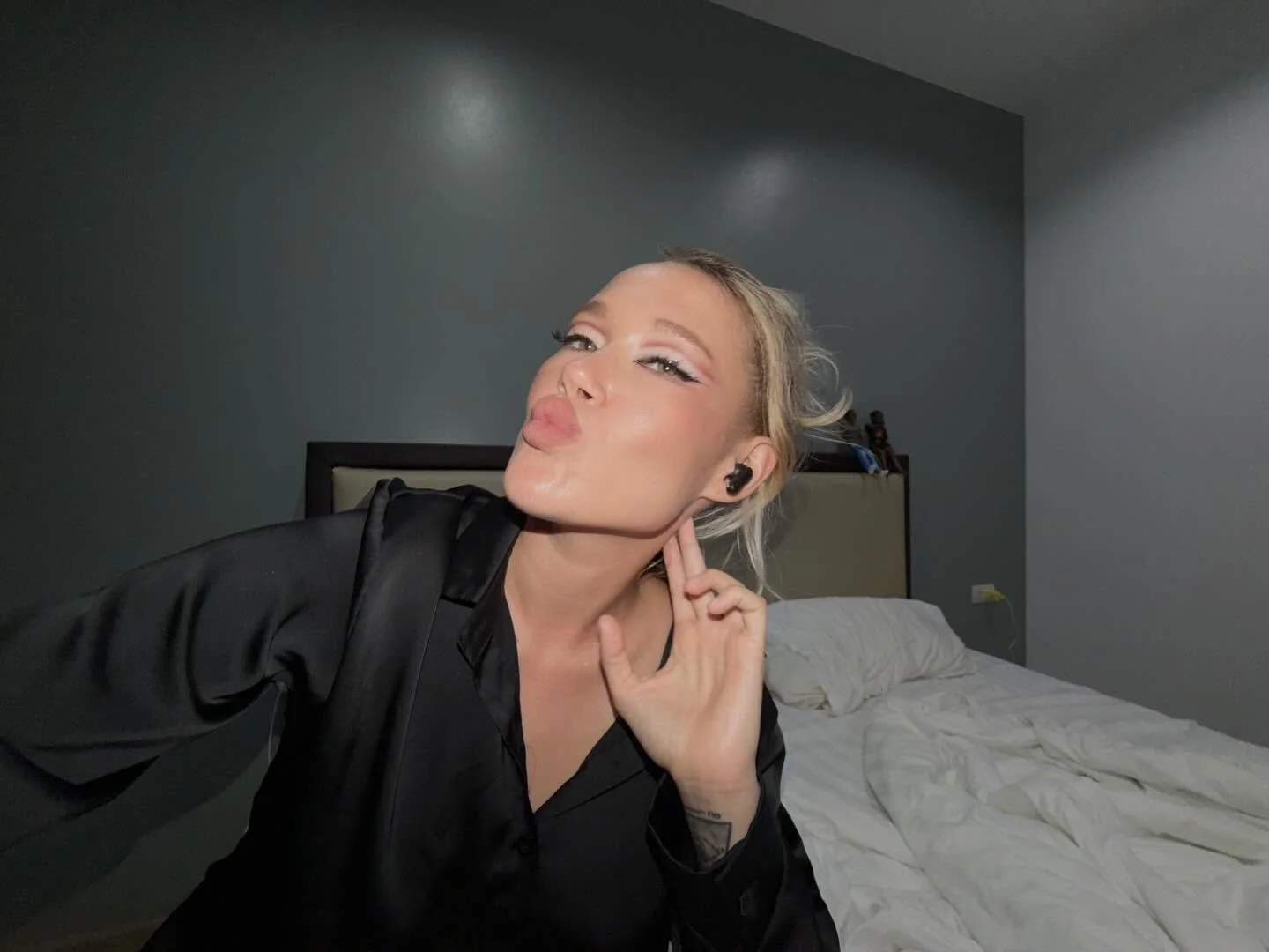 supermodel super long tongue image 3