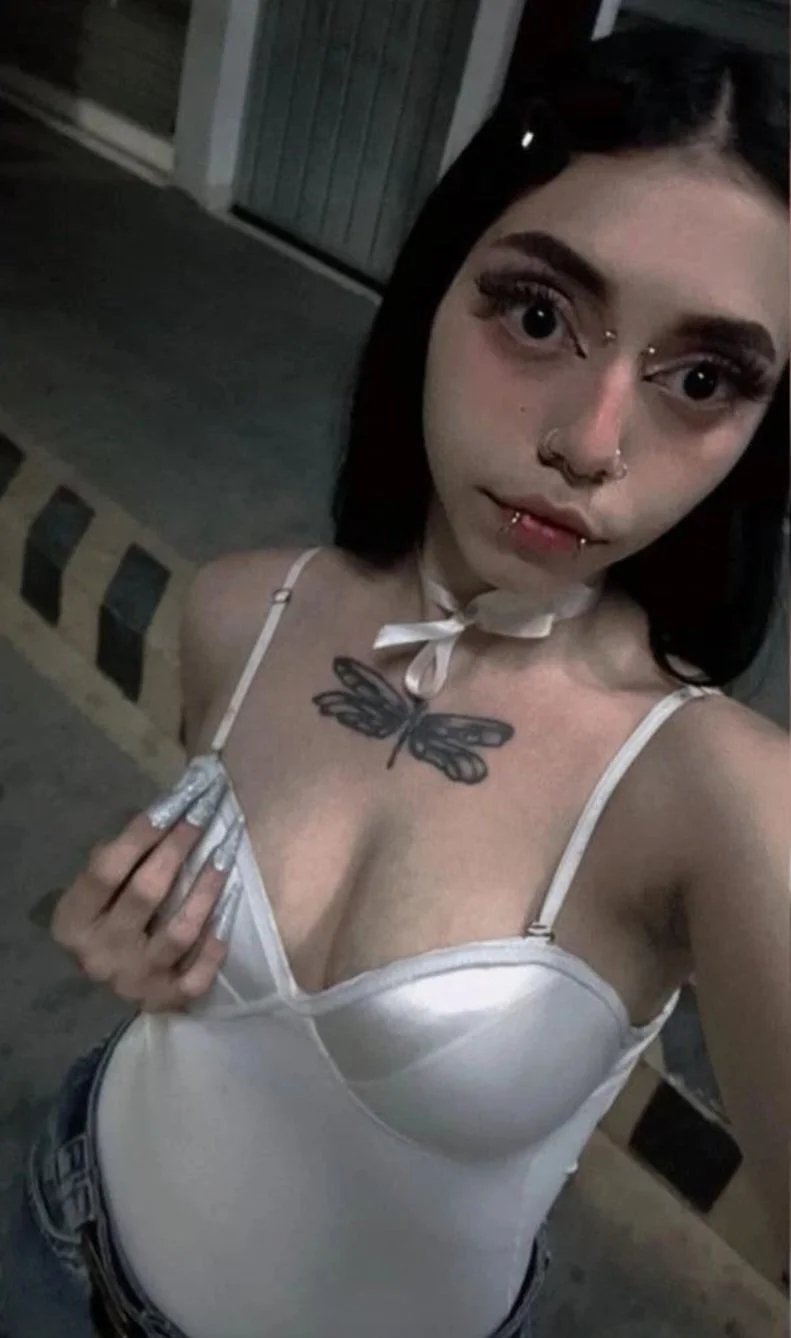 Putinha gótica, vazada pelo namorado, olha a carinha de cachorra dela image 3