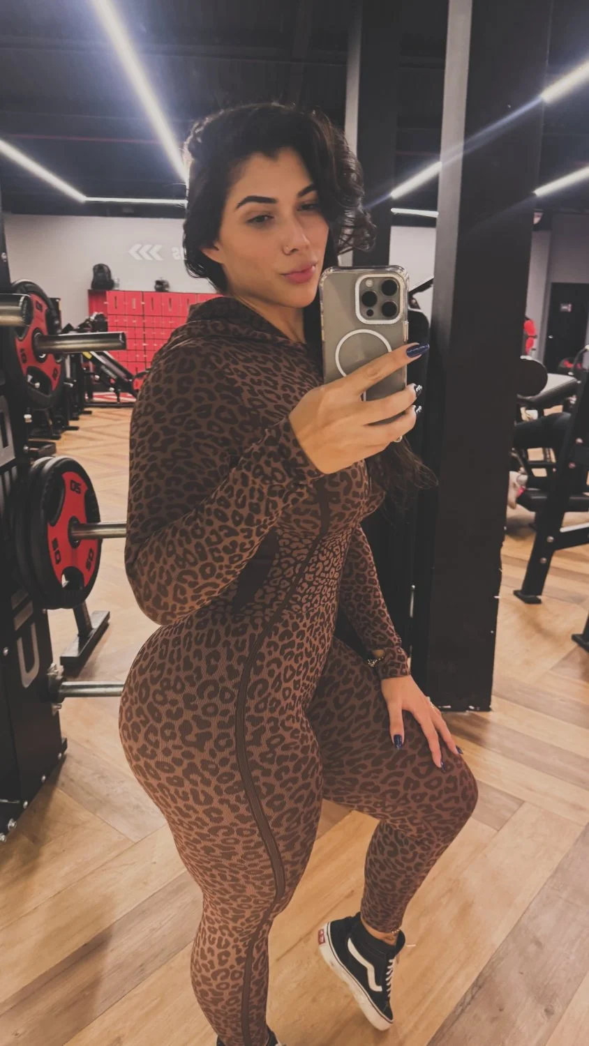 Essa Rayfit é muito exibicionista e gostosa main image