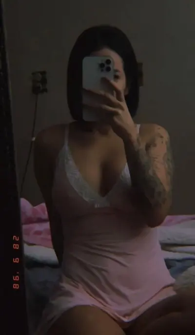 Novinha com pijaminha sexy provocando cover image