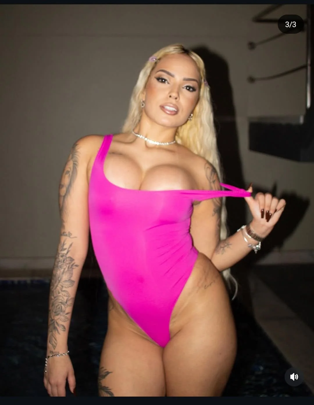 Alguém faz um cum tribute pra essa gostosa da donato, tenho mais fotos dela, pode chamar na dm main image